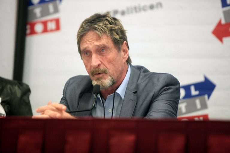 Hallan muerto en prisión a John McAfee antes de ser extraditado a EE.UU.