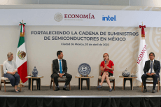 Santiago Cardona de Intel México y Tatiana Clouthier de la SE