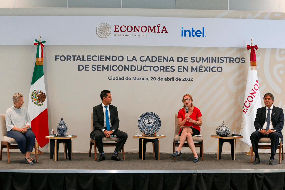 Santiago Cardona de Intel México y Tatiana Clouthier de la SE