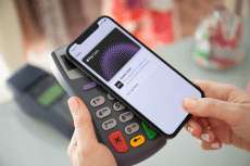 Apple Pay en un iPhone junto a una terminal