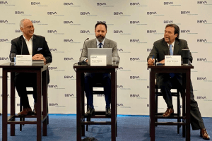 El director general de Soluciones al Cliente de BBVA México, Hugo Nájera, y el director general de Openpay, Alejandro Pineda Mosiño.