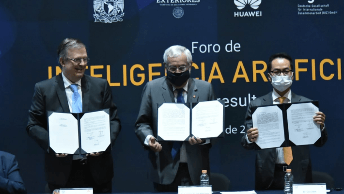 Marcelo Ebrard, el rector de la UNAM Enrique Graue y el presidente regional Huawei Cao Jibin