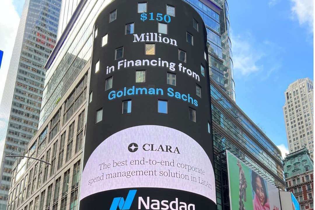 Anuncio en pantalla de Nasdaq sobré línea de crédito a Clara por Goldman Sachs