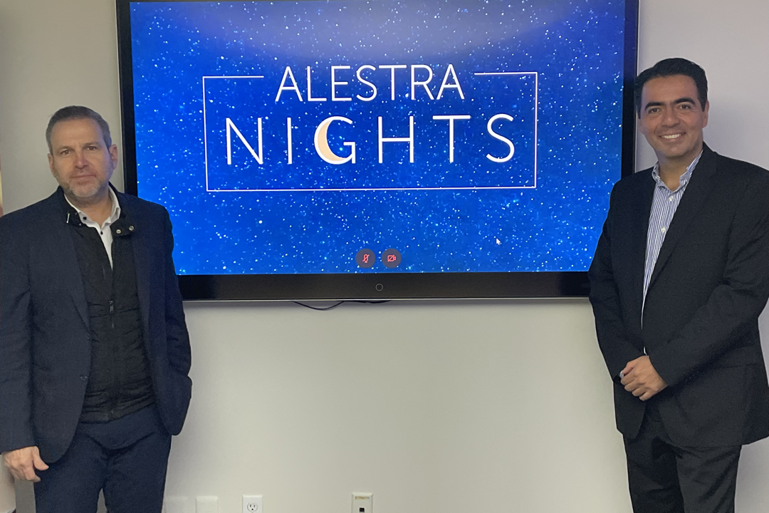 Ricardo Hinojosa (izquierda) y Gabriel Muñoz de Alestra encabezaron la primera Alestra Nights en el Centro Sperto de Ciudad de México.