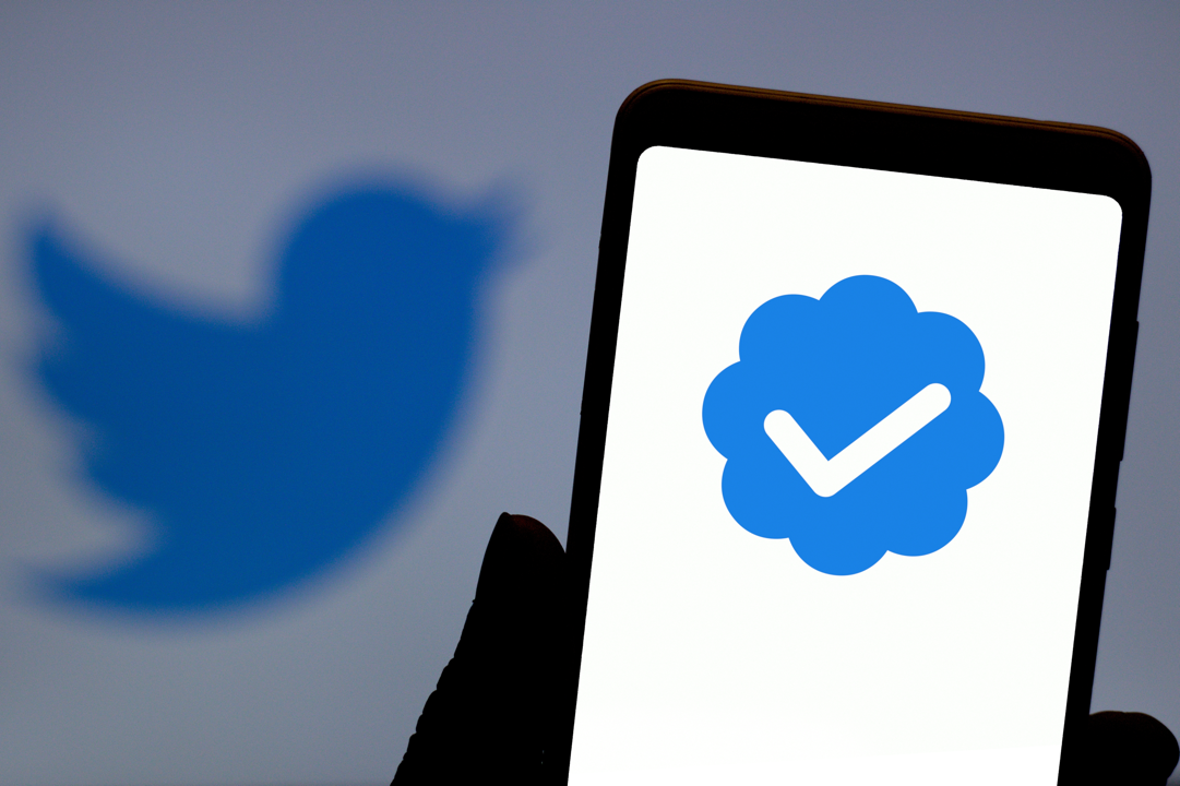 Twitter Blue incluirá la verificación de cuentas.