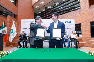 Los directores generales de Intel y Conalep en la firma del convenio.