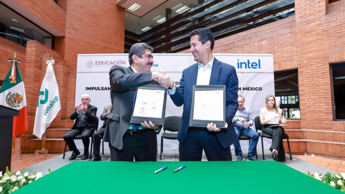 Los directores generales de Intel y Conalep en la firma del convenio.